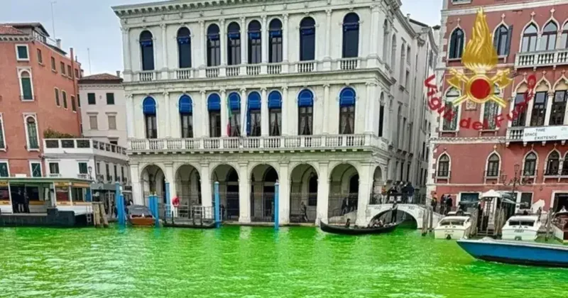 Экоактивисты спустя два года снова окрасили воду главного канала Венеции в зелёный цвет