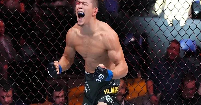 Казахстанец одержал яркую победу на UFC
