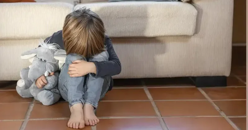 Қарағандыда пәтерде қамалып, жалғыз қалып кеткен бала құтқарылды