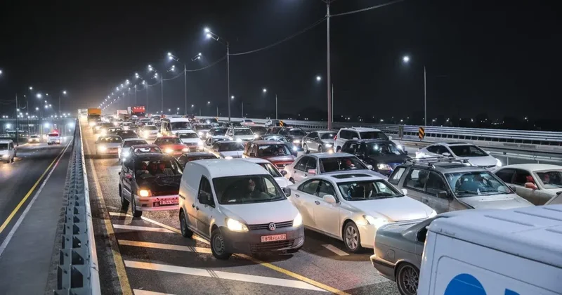 "Есть проблемы". Эффективность нового графика работы в борьбе с пробками оценил аким Астаны