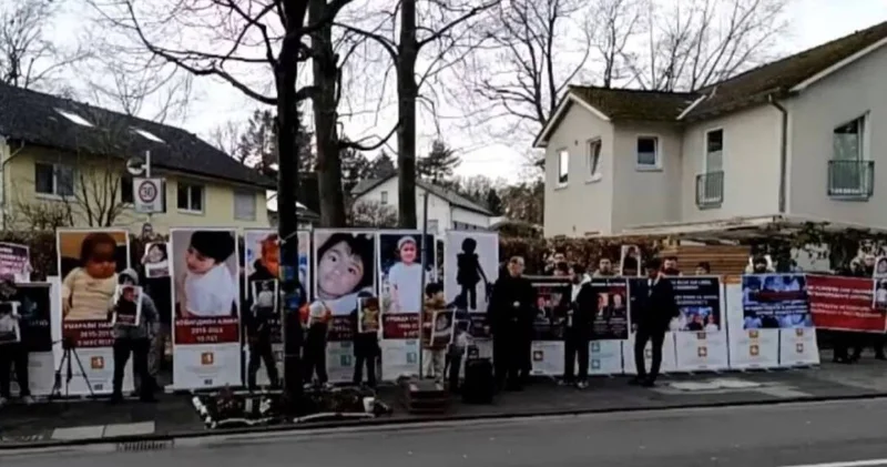 Балаларымызды өлтіруді тоқтатыңдар Германиядағы тәжіктер Ресей консулдығының алдына наразылыққа шықты