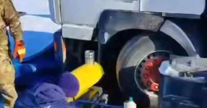 Арқалық тасжолында 45 жылқы тиеген жүк көлігі аязда қалып қойды