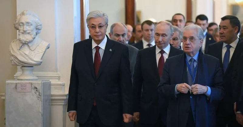 Путин на неформальной встрече показал Токаеву драгоценные металлы из Эрмитажа (фото)