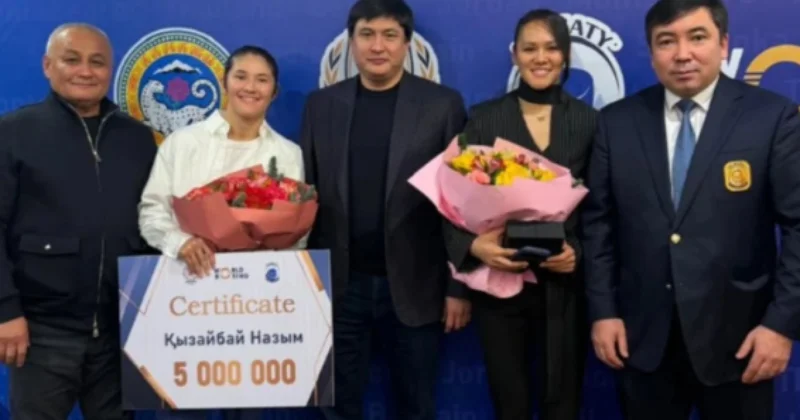 Алуа Балқыбекова мен Назым Қызайбайға құнды сыйлықтар табыс етілді