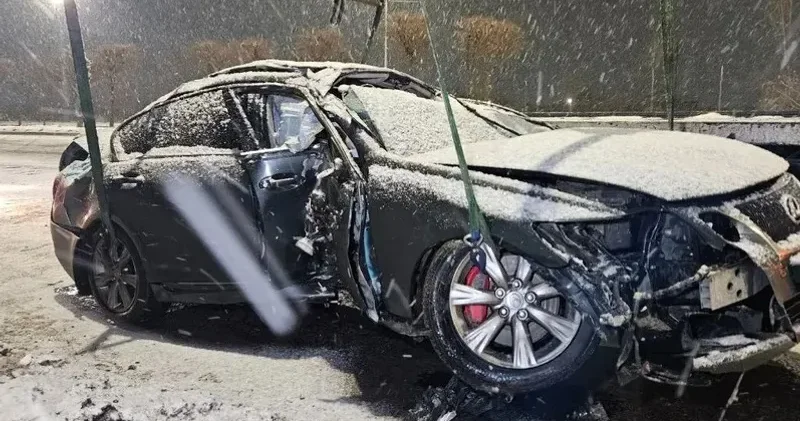 Алматыда қалың қарда көлік қарсы жолаққа шығып кеткен: жолаушы жарақат алды