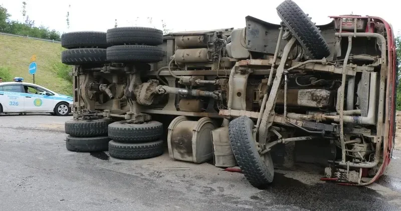 Өскемен Семей тас жолында күнбағыс майын тиеген жүк көлігі аударылды