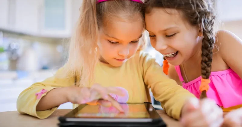 Соцсети могут узнать возраст пользователя только по тому, что он смотрит депутат о запретах для детей в интернете