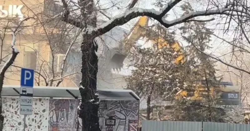 Выдержало бы удар бомбы : алматинцы возмутились сносом здания роддома