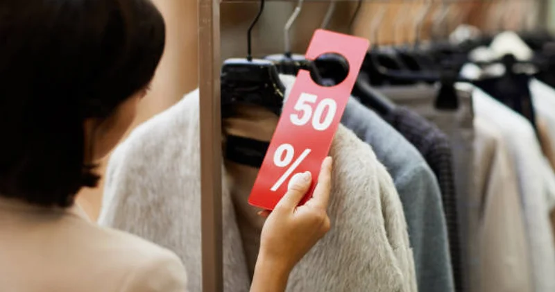 Дүкендердегі жаппай жеңілдік: үнемдеу ме, әлде маркетинг тұзағы ма?