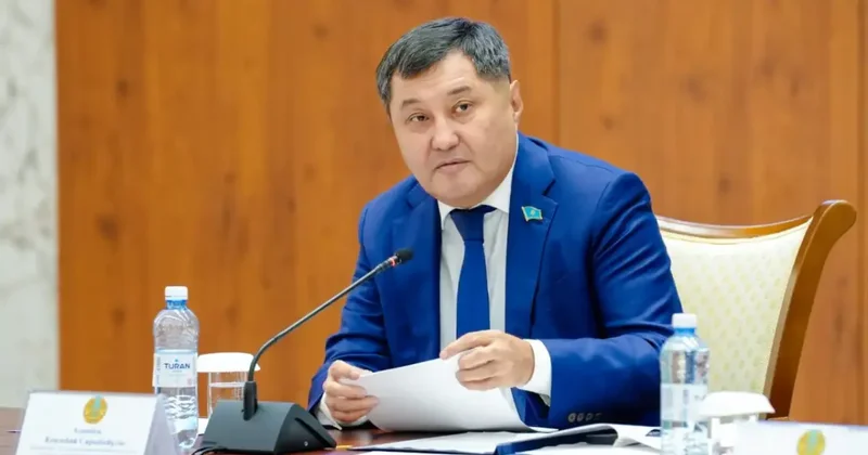 Депутат в Астане пристыдил коллег, уткнувшихся в телефоны и не владеющих казахским