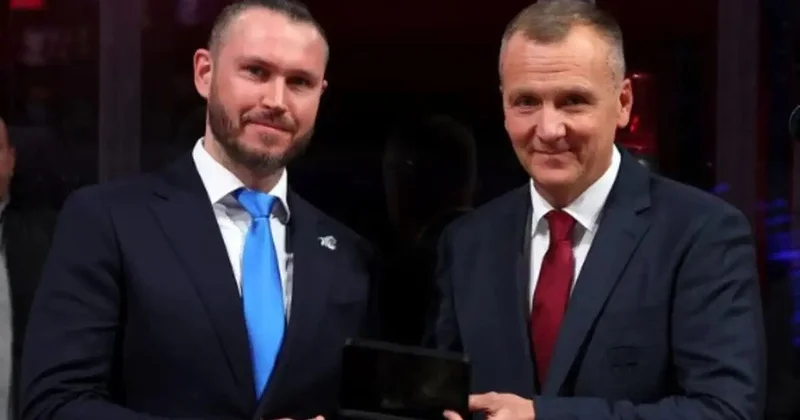 Тренер “Барыса” получил медаль от КХЛ