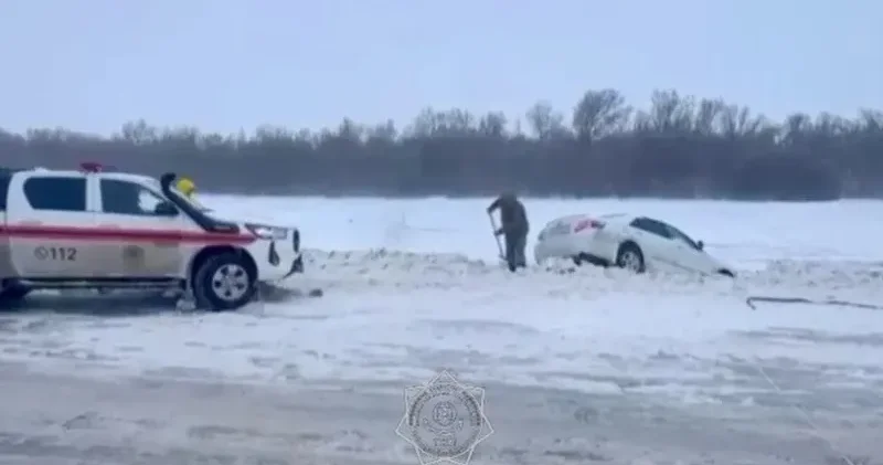 Ішінде бес адамы бар автокөлік қарлы боранда арыққа түсіп кеткен