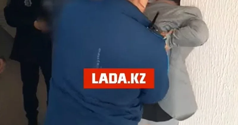 Задержание мужчины в пиджаке и трусах сняли на видео в Актау