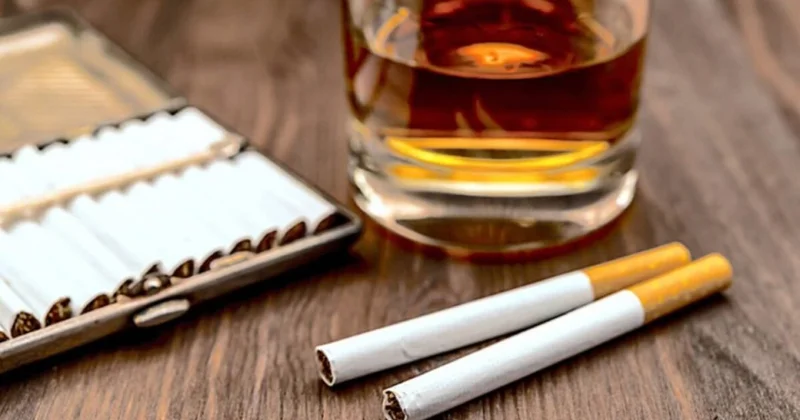 В Казахстане ввели крупные штрафы за курение и выпивку при детях