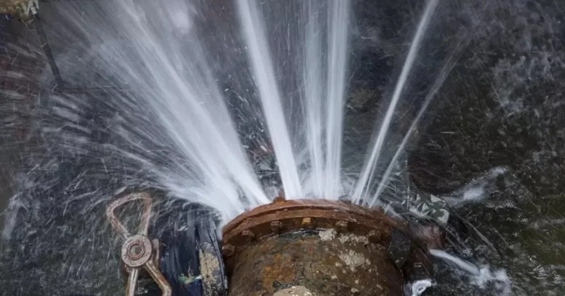 Қостанайда су құбыры жарылды: Тұрғындар қақаған суықта сусыз отыр