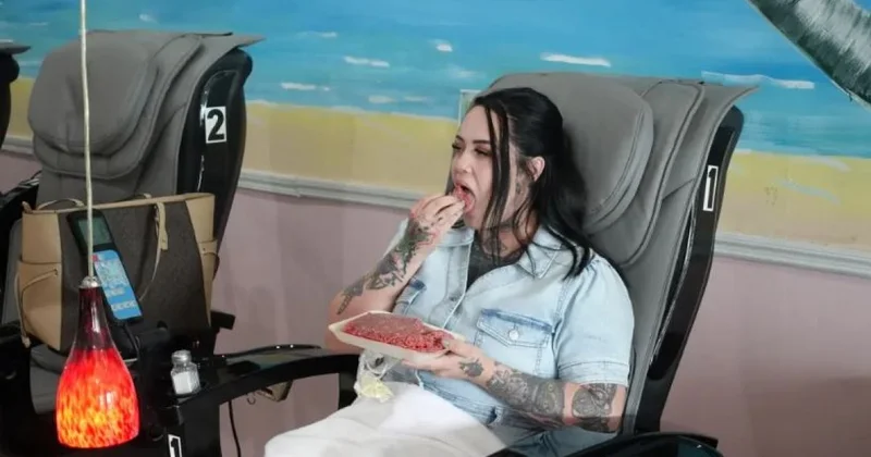 Женщина ест около килограмма сырого мяса в день