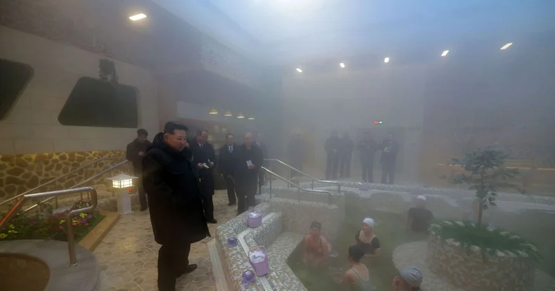 Ким Чен Ын заглянул в женскую баню во время открытия центра отдыха (видео)