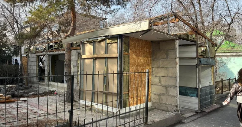 В Алматы снесли очередной незаконный объект