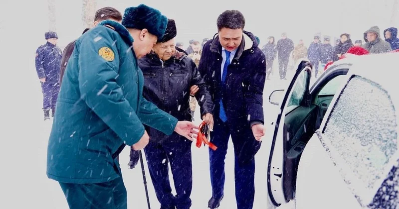 Ветерану из ВКО подарили новый автомобиль на 100 летний юбилей