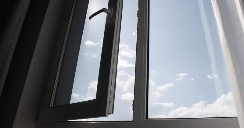 Шымкентте ер адам бесінші қабаттан құлап, көз жұмды