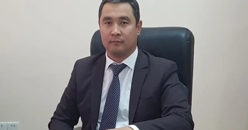 Новый министр в Кыргызстане раздал поручения, не вынимая рук из карманов