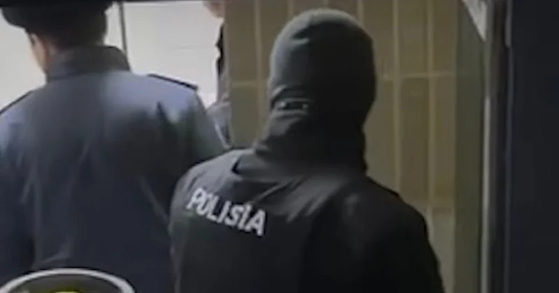 Полицейская проверка двух баров в центре Алматы попала на видео (видео)