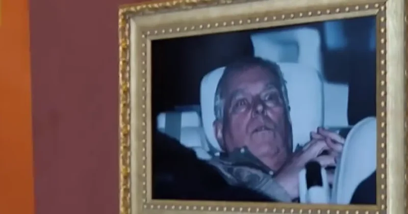 Группа активистов повесила в Лувре фотографию экс принца Эндрю, сделанную после его задержания