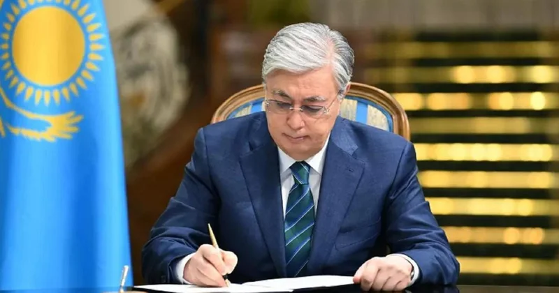 Мемлекет басшысы Қазақстан президенті баспасөз қызметінің бұрынғы басшысын марапаттады