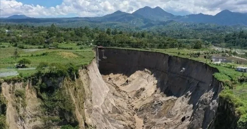 Индонезияда жер сілкінісі салдарынан алып шұңқыр пайда болды