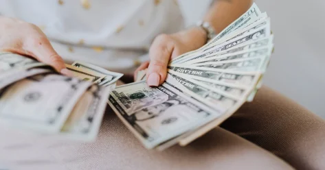 Доллар начал неделю с роста в Казахстане