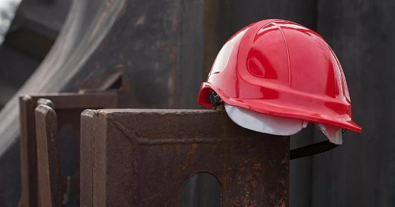 Мужчина погиб при обшивке балкона в Шымкенте: он сорвался с пятого этажа