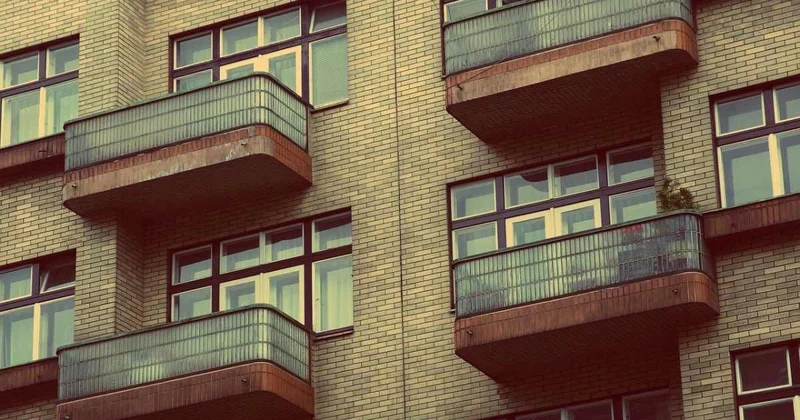 Житель Шымкента погиб при остеклении балкона