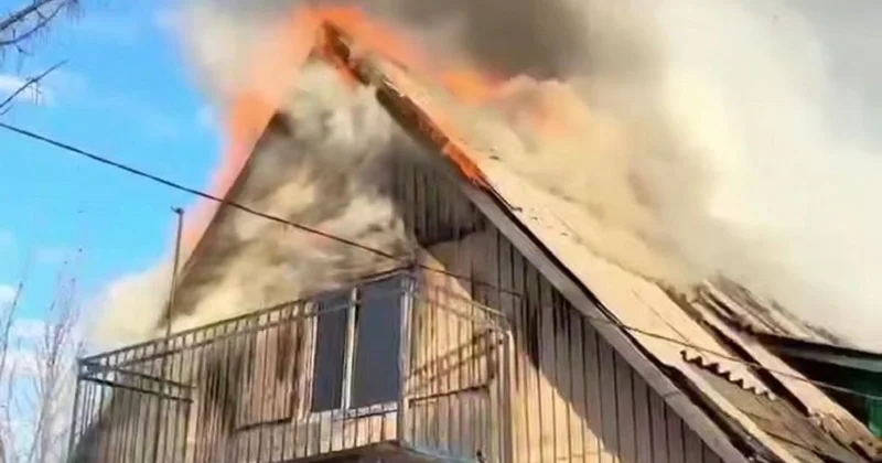 Горела деревянная крыша: пожарные предотвратили взрыв в частном доме в Караганде (видео)