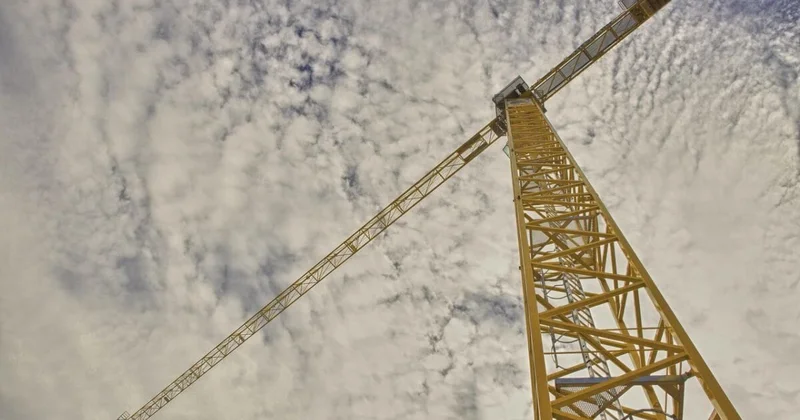 Башенный кран горел в Алматы (ВИДЕО)