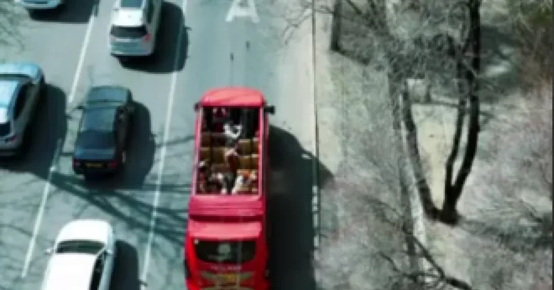 Необычный автобус без крыши проехал по Алматы