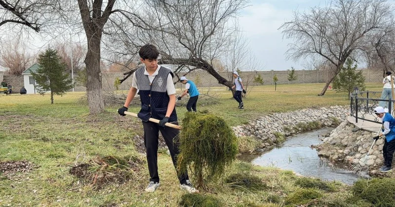 Юные казахстанцы вышли на очистку родников и берегов по всей стране