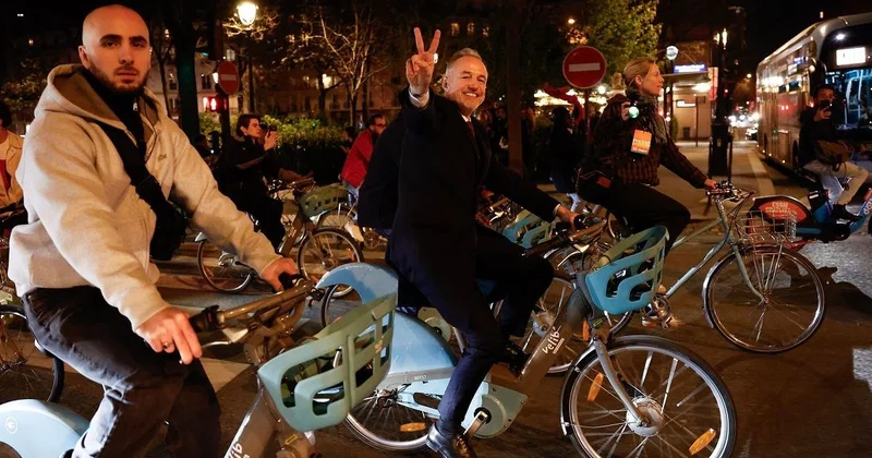 Нового мэра Парижа избрали во Франции: в честь победы он проехал по городу на велосипеде