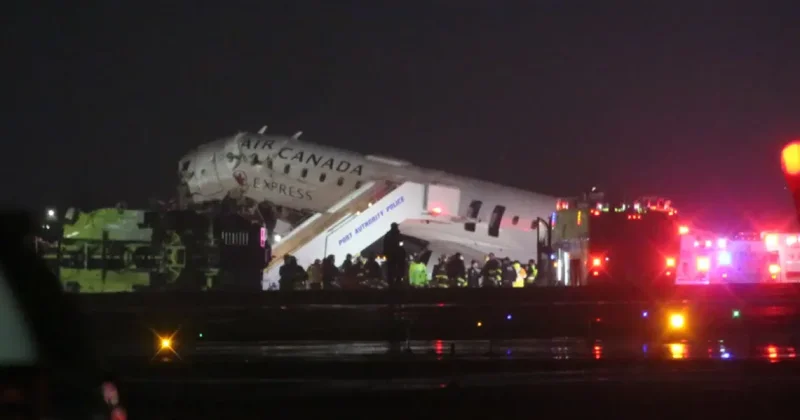 В аэропорту Нью Йорка самолет с пассажирами врезался в пожарную машину