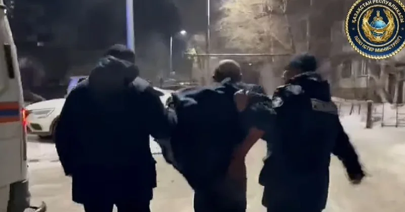 Пожар в жилом доме в Шахтинске: появились кадры задержания подозреваемого (видео)