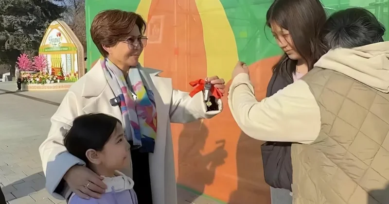 Роза Рымбаева вручила ключи от квартиры многодетной матери в Наурыз