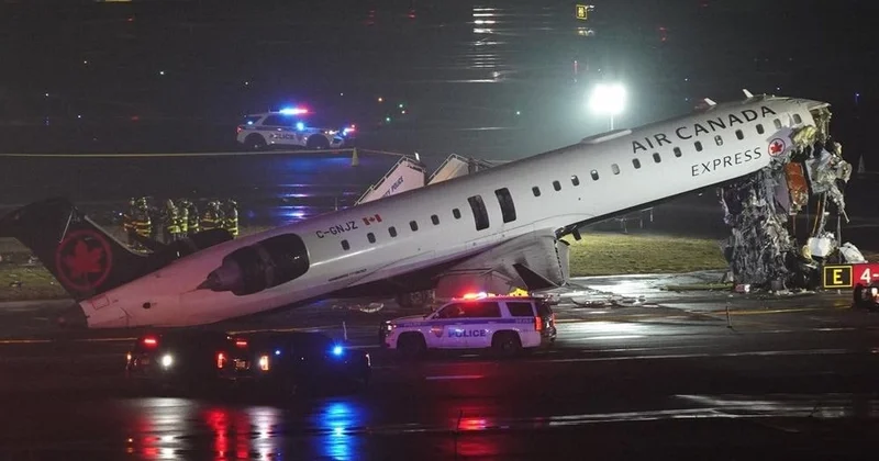 Нью Йорк әуежайында жолаушылар ұшағы өрт сөндіру көлігіне соқтығысты