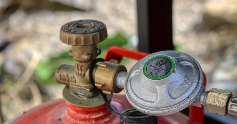 8 человек пострадали в результате взрыва газа в жилом доме в Шахтинске