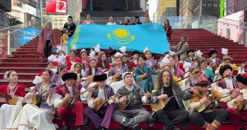 Times Square де Наурыз тойланды: Нью Йорк төрінде қазақтың күйі күмбірледі