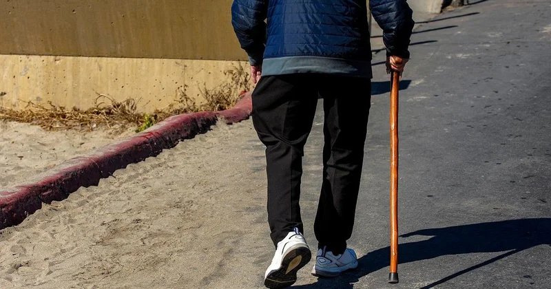 Пожилого мужчину нашли на улице в Актау: полиция опровергла версию избиения