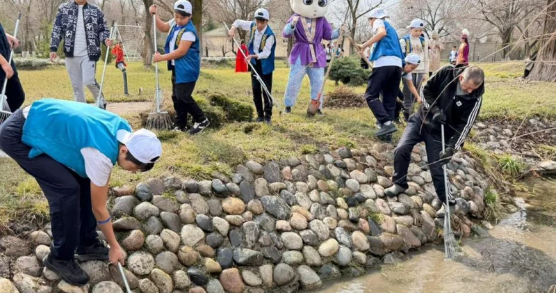 Жастар Мөлдір бұлақ республикалық акциясына атсалысып, өзен көлдерді қоқыстан тазалап жатыр
