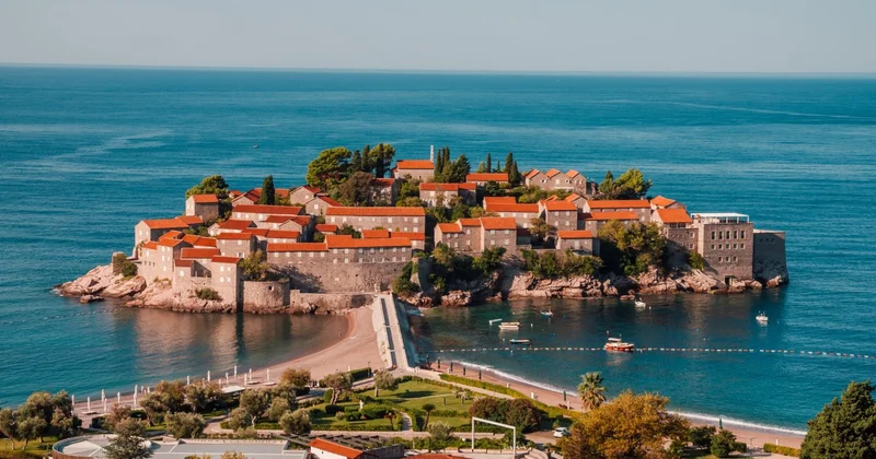 Черногория снова открыла временный безвиз для казахстанцев