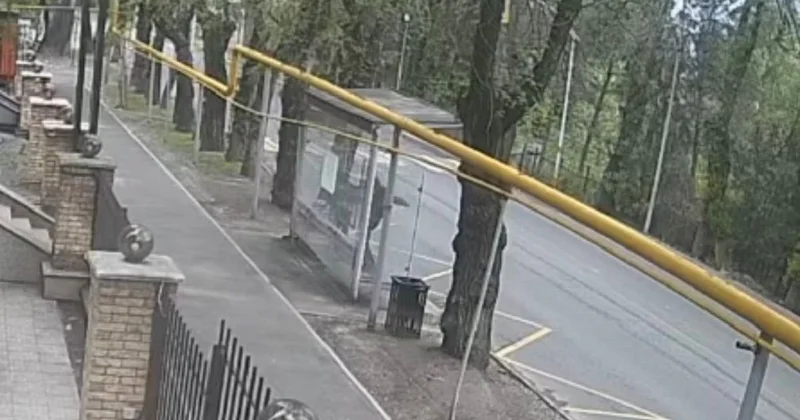 Подошел сзади, начал зверски избивать : на пожилую женщину напали на остановке в Алматы (видео)