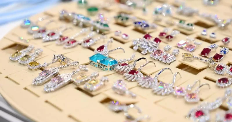 Сырғаң бар ма? : Ақтөбеде белгісіз әйел кішкентай қызды ауладан алдап шығарған