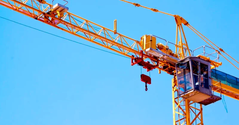 Около 30 нарушений при вводе башенных кранов выявили в Астане