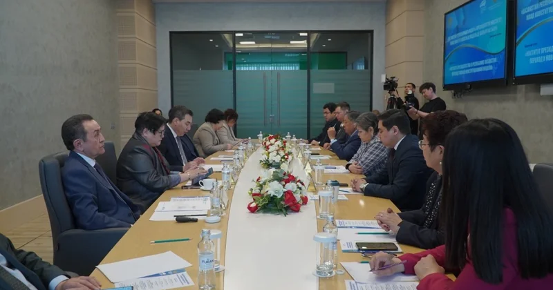 Развитие института президентства обсудили в Астане